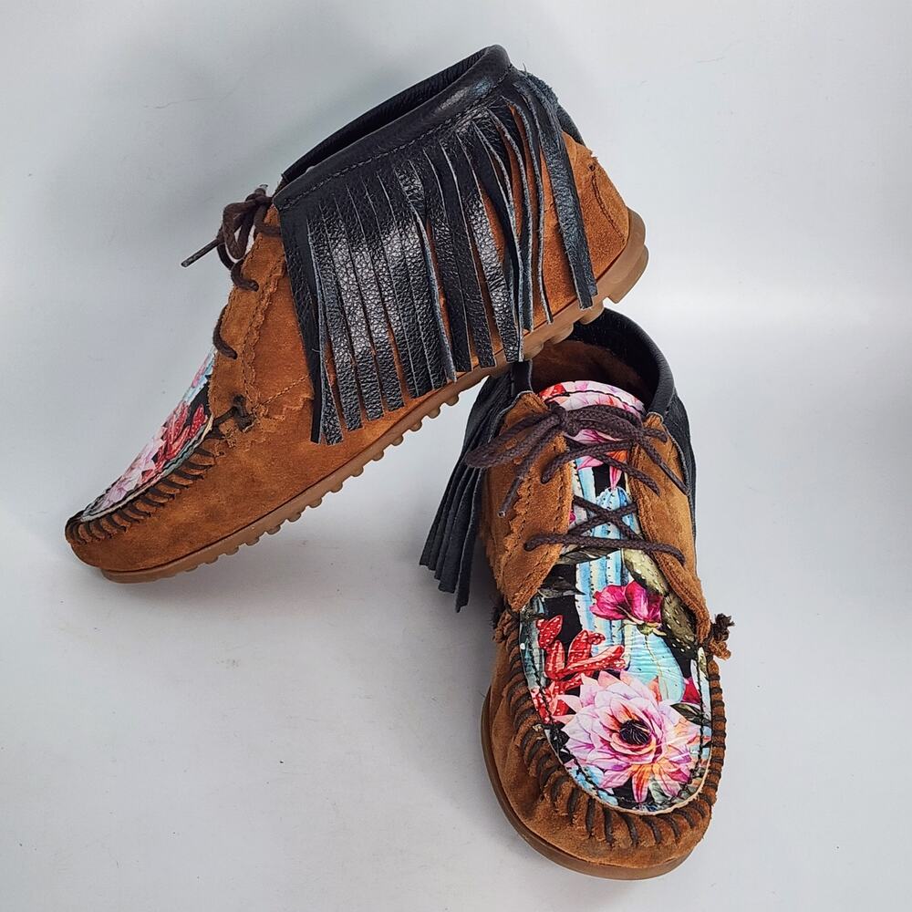 Minnetonka Floral Boho Fringe Moccasin Boots Size 9